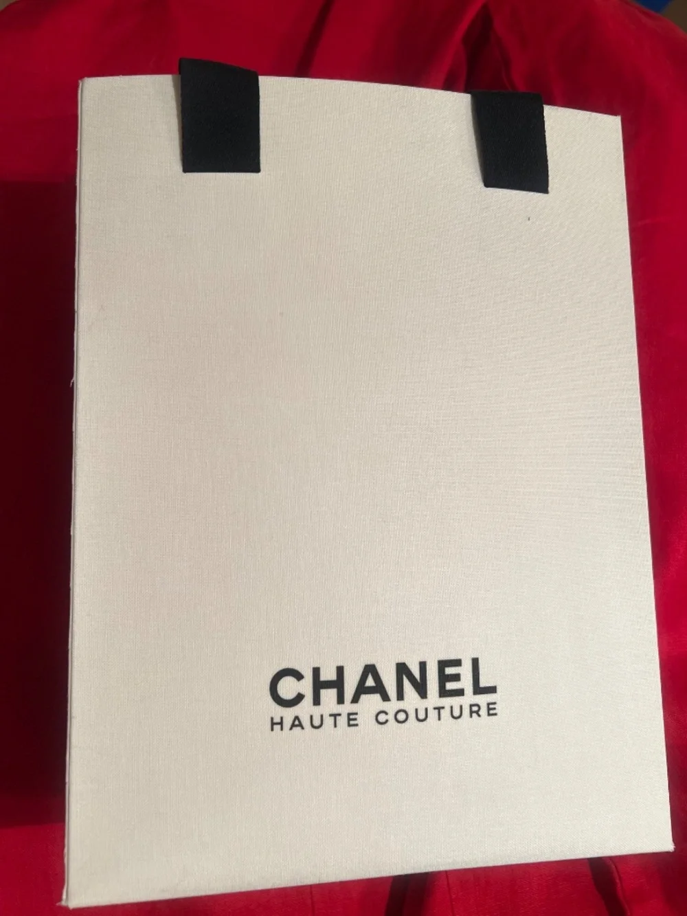 New 2020 CHANEL Haute Couture Printemps Été Collection Lookbook & Linen Bag